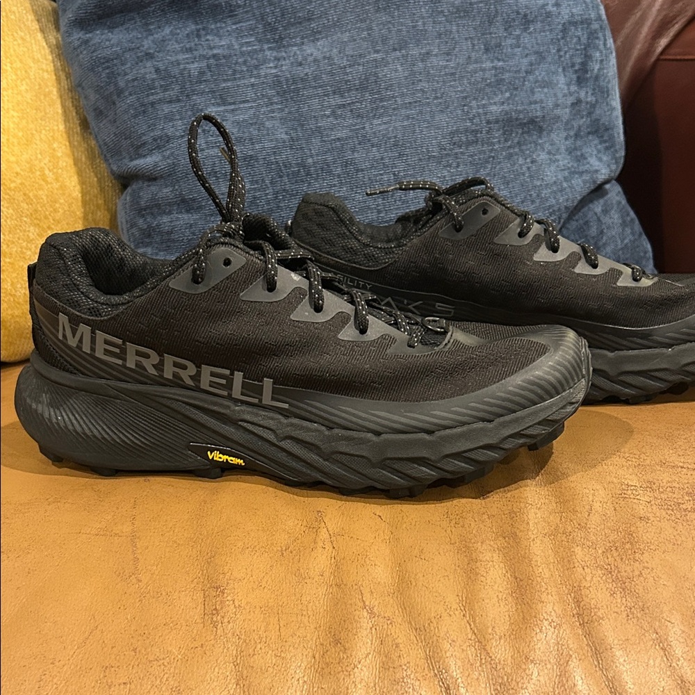 Merrell Agility Peak 5 trail shoes, men’s size 7. Worn twice and got them dusty.